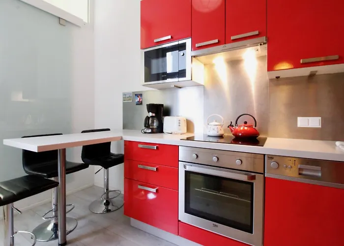 Bright Elegant Flat In Center